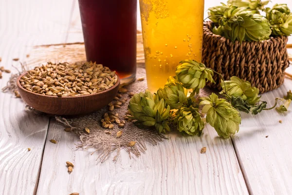 Cervejas sortidas em um voo pronto para degustação, filtro vintage — Fotografia de Stock