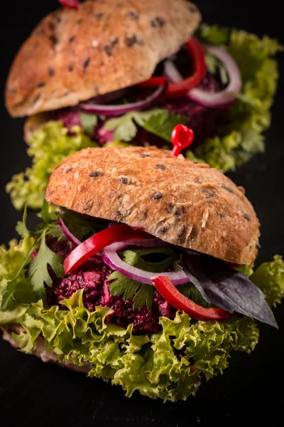 Hambúrguer de beterraba e quinoa vegetariana, alimentos saudáveis, filtro vintage — Fotografia de Stock