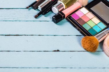 Boşaltmak koyu zemin üzerine çeşitli makyaj ürünleri