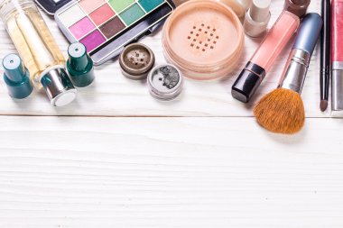 Boşaltmak koyu zemin üzerine çeşitli makyaj ürünleri