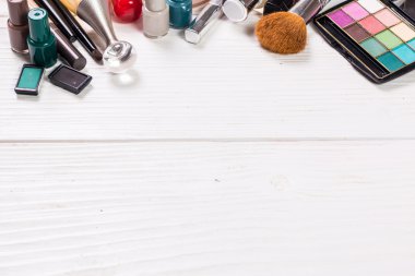 Boşaltmak koyu zemin üzerine çeşitli makyaj ürünleri