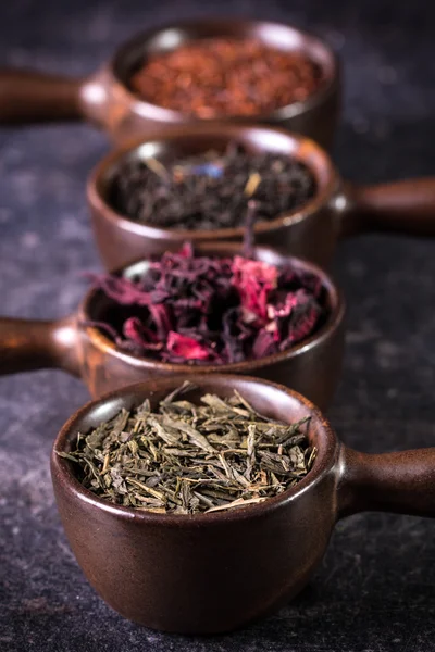 Valikoima kuivaa teetä. terveellisen ruoan käsite — kuvapankkivalokuva