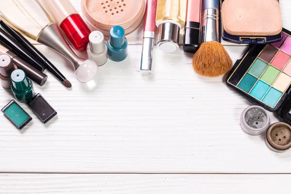 Verschillende make-up producten op donkere achtergrond met copyspace — Stockfoto