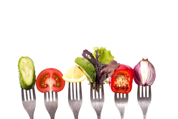 Verduras frescas mezcladas en tenedor. Alimento saludable — Foto de Stock