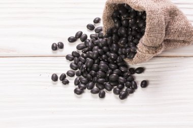 Siyah fasulye, beyaz arka plan üzerinde sağlıklı gıda