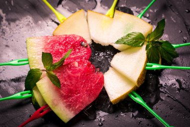 taze meyve tatlı ahşap masa karpuz dilimleri ile