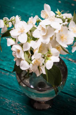 Eski ahşap masa, vintage tarzı üzerinde Yasemin çiçeği