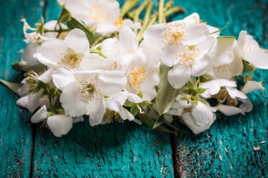 Eski ahşap masa, vintage tarzı üzerinde Yasemin çiçeği