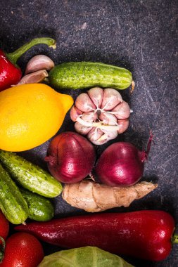 Taze sebze ürün yelpazesine siyah masaya kadar yakın