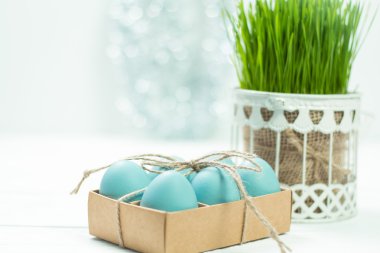 Ahşap arka plan üzerinde renkli yumurta Paskalya konseptiyle