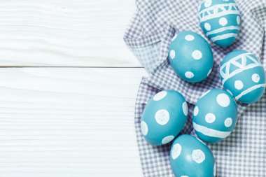 Ahşap arka plan üzerinde renkli yumurta Paskalya konseptiyle