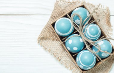 Ahşap arka plan üzerinde renkli yumurta Paskalya konseptiyle