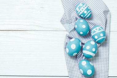 Ahşap arka plan üzerinde renkli yumurta Paskalya konseptiyle