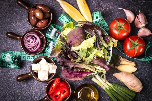 Concepto de dieta, ingredientes de ensalada sobre fondo negro. alimentos saludables —  Fotos de Stock