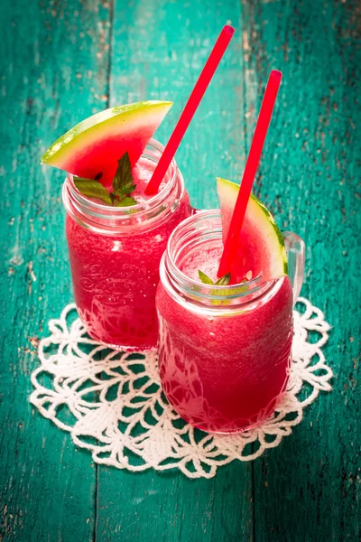 Frischer Wassermelonen-Smoothie-Drink im Einmachglas auf schwarzem Stein. — Stockfoto
