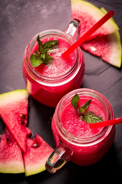 Frischer Wassermelonen-Smoothie-Drink im Einmachglas auf schwarzem Stein. — Stockfoto