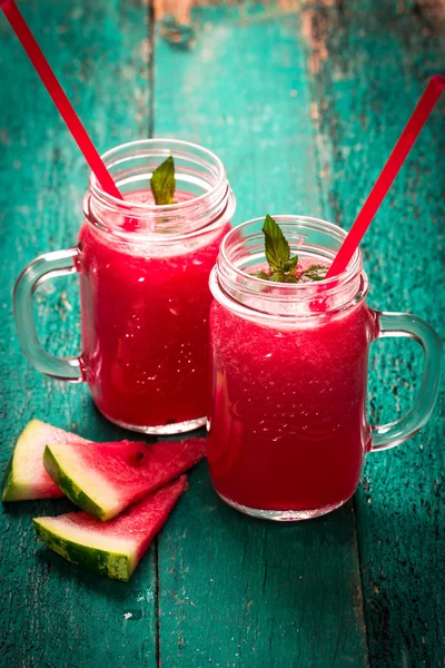 Frischer Wassermelonen-Smoothie-Drink im Einmachglas auf schwarzem Stein. — Stockfoto