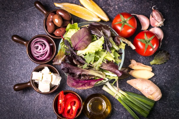 Választék a friss zöldségek közelről fekete asztal — Stock Fotó