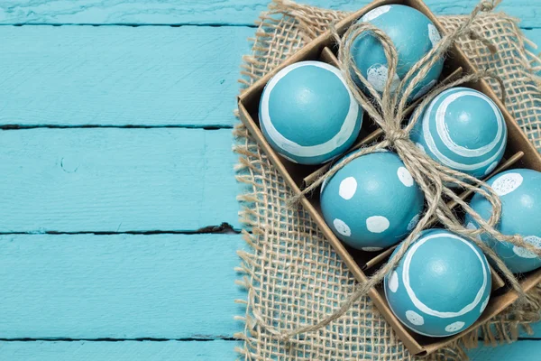 Velikonoční koncept s barevnými vejci na dřevěné pozadí — Stock fotografie