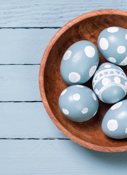 Concetto di Pasqua con uova colorate su sfondo di legno — Foto Stock