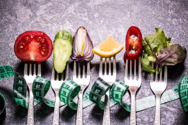 Siyah arka plan üzerine çatal üzerinde taze karışık sebze