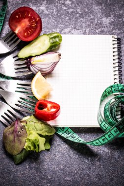 Siyah arka plan üzerine çatal üzerinde taze karışık sebze