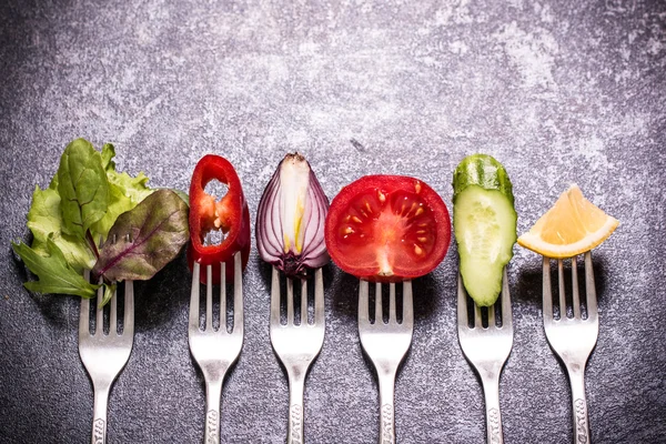 Verduras frescas mezcladas sobre tenedor sobre fondo negro —  Fotos de Stock