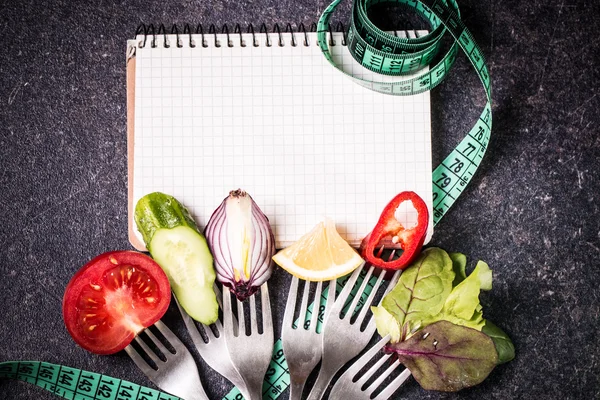 Verduras frescas mezcladas sobre tenedor sobre fondo negro —  Fotos de Stock