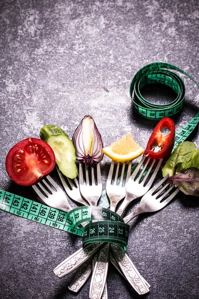 Verduras frescas mezcladas sobre tenedor sobre fondo negro —  Fotos de Stock