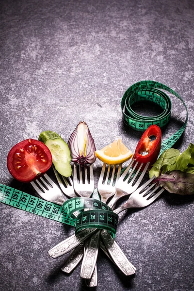 Verduras frescas mezcladas sobre tenedor sobre fondo negro —  Fotos de Stock