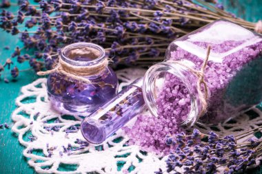 Aromaterapi petrol ve lavanta, spa, ahşap arka plan üzerinde