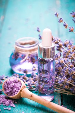 Aromaterapi petrol ve lavanta, spa, ahşap arka plan üzerinde
