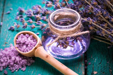 Aromaterapi petrol ve lavanta, spa, ahşap arka plan üzerinde