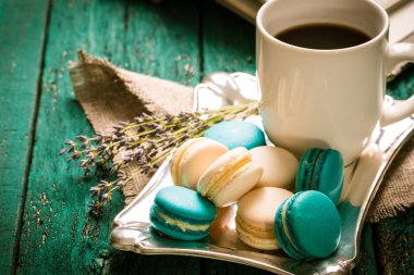 taze bademli kurabiye ve çay bardağı ahşap masa üzerinde. Vintage filtre