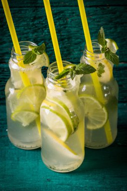 Tazelik içki ahşap arka plan, sağlıklı kavramı üzerinde