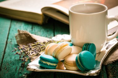 taze bademli kurabiye ve çay bardağı ahşap masa üzerinde. Vintage filtre