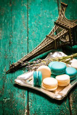 Ahşap masa, vintage filtre üzerinde taze bademli kurabiye