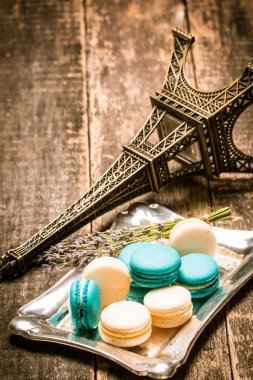 Ahşap masa, vintage filtre üzerinde taze bademli kurabiye