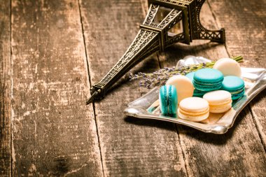 Ahşap masa, vintage filtre üzerinde taze bademli kurabiye