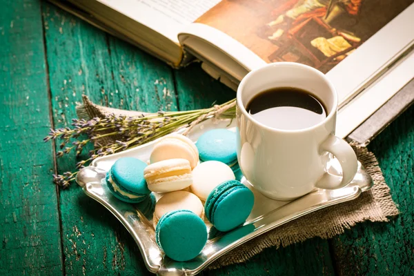 Macarrones frescos y taza de té en la mesa de madera. Filtro vintage — Foto de Stock