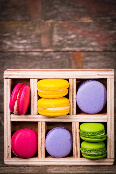 Macaroons frescos na mesa de madeira, filtro vintage — Fotografia de Stock