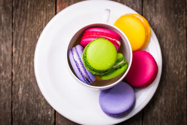 Färska macaroons på träbord, vintage filter — Stockfoto