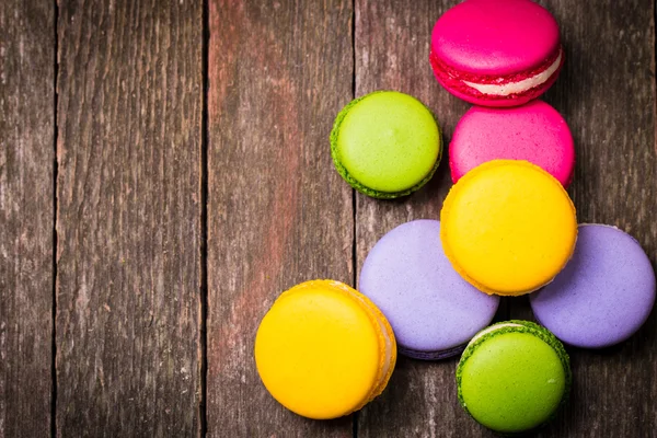 Färska macaroons på träbord, vintage filter — Stockfoto