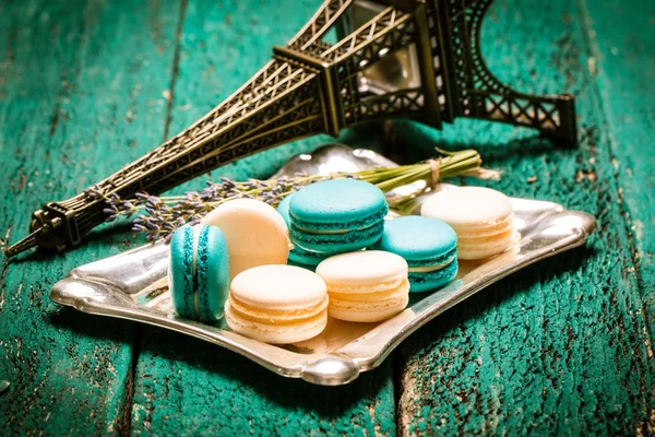 Macaron freschi su tavolo in legno, filtro vintage — Foto Stock