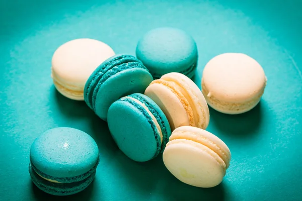 Färska macaroons på träbord, vintage filter — Stockfoto