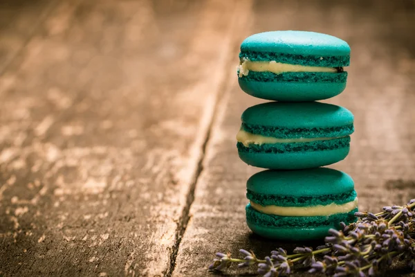 Macarons frais sur table en bois, filtre vintage — Photo