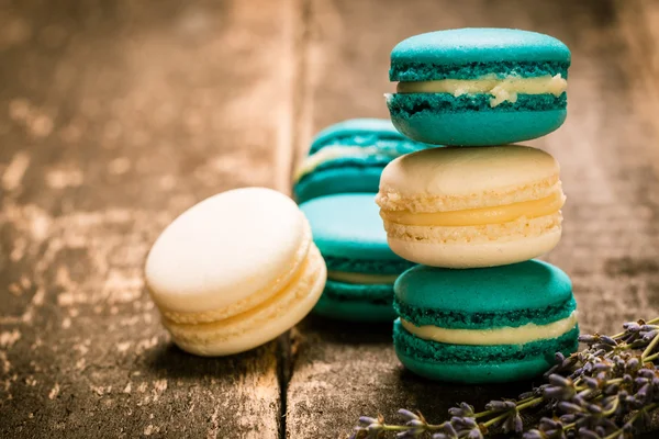 Färska macaroons på träbord, vintage filter — Stockfoto