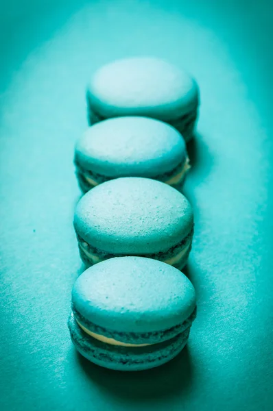 Färska macaroons på träbord, vintage filter — Stockfoto