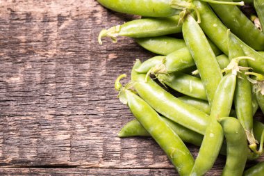 ahşap masa, sağlıklı kavramı üzerinde yeşil bezelye