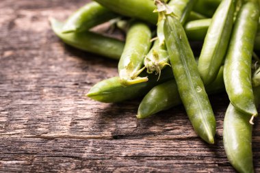 ahşap masa, sağlıklı kavramı üzerinde yeşil bezelye